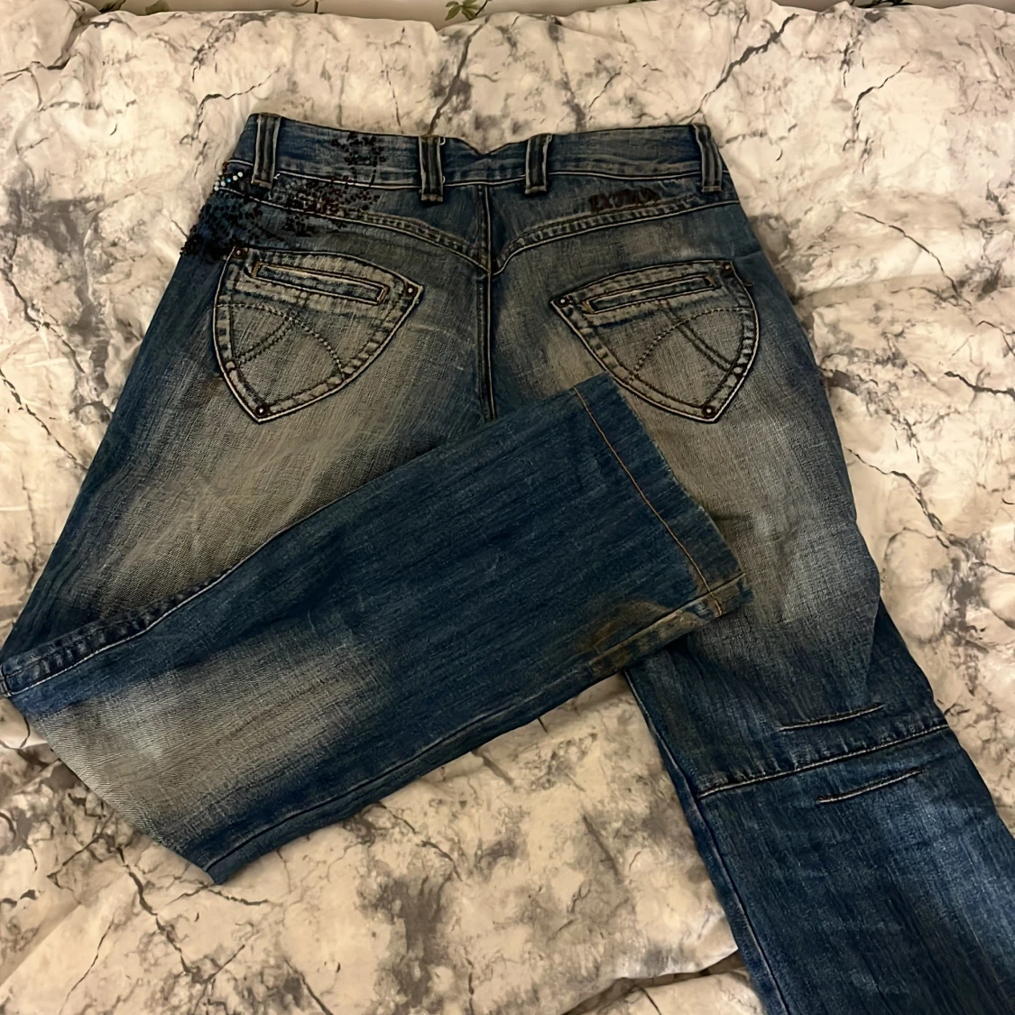 Blå jeans med slitningar - 1