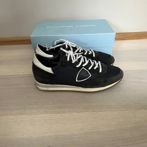 Philippe model skor - Säljer dessa skor som nästan är helt oanvända| Skick 9/10 dom har inga defekter| Skriv om du är intresserad inget og medföljer|