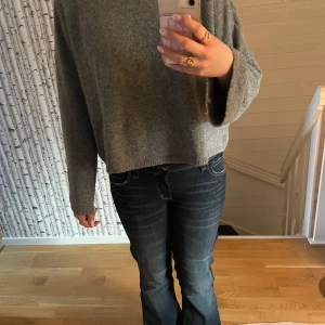 Grå stickad tröja från H&M - Säljer en mysig grå stickad tröja från H&M. Tröjan har en avslappnad passform med långa ärmar och en rund halsringning. Perfekt för kyligare dagar. Hör av dig vid intresse! 😊