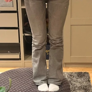 snygga gråa jeans - as snygga lågmidjade gråa jeans men knappar på fickorna! jag är 165 cm lång och de passar mig perfekt! nypris 400 och dem finns inte kvar längre.  (barn storlek)