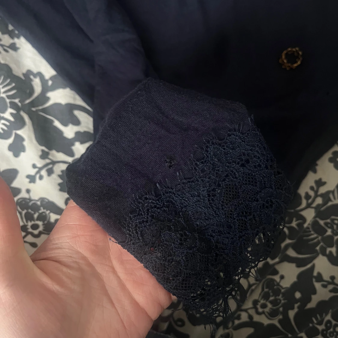 Mörkblå långärmad topp med spetsdetaljer - 1