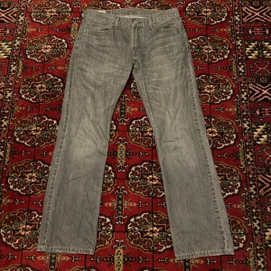 Grå Levis 514 jeans - Ett par vintage Levis 514. De har en rak passform och är i bra skick 👌