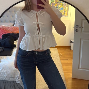Vit blus med knyten💞 - Jätte söt vit blus med  puffärmar och knytband. Köpt i Göteborg från missay. Perfekt till sommaren och vår👌🏼💞tryck köp nu
