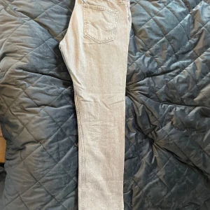 Grå jeansbyxor - Säljer ett par grå jeansbyxor i loose fit. De har ett litet hål i bakfickan men annars fint skick