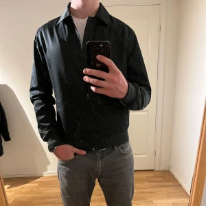 These Glory Days Overshirt  - Säljer denna sjukt snygga Overshirten från These Glory Days⭐️ Färgen är svart och storleken är S⭐️Jackan har inga defekter och skicket är utomordentligt🙌🤝 Sjukt najs passform och material också⭐️🙌 Tveka inte på att höra av er dig vid minsta fråga eller fundering😊