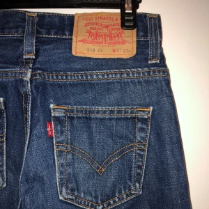 Levis 516 jeans -  Levis 516 jeans i klassisk blå denim. De har  bootcut-stil då de är lite utsvängda. På mig som är 158cm och väger 50kg sitter dom så snyggt  MEN är lite för tighta om jag ska sitta. så dom är inte så stretchiga. Bra att veta om!! 