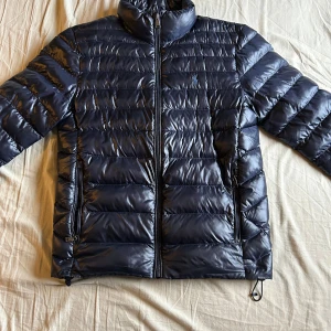 Ralph Lauren Vårjacka - Säljer min Ralph Lauren jacka då den inte längre kommer till användning. Den är i väldigt bra skick och bara använts några få antal gånger. Superbekväm till både vår och höst. Kontakta gärna i Dm ifall du har några frågor!😁