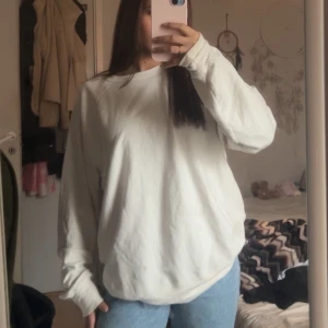 Vit långärmad tröja - Säljer en stilren vit långärmad tröja från uniqlo med normal passform. Då har jag använt denna nån gång. Den har nån liten fläck på ärmen.