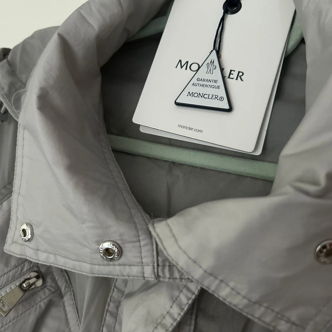 Grå regnjacka från Moncler - 1