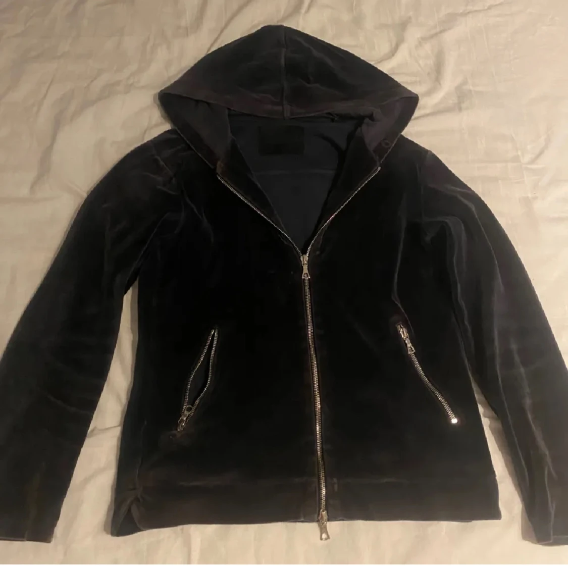 Mörkblå sammetshoodie från Limitato