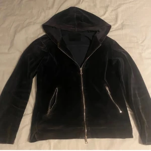 Mörkblå sammetshoodie från Limitato - Säljer en snygg mörkblå Limitato tröja eftersom att den har blivit för liten och är lite sol blekt där av det billiga priset. Priset kan även diskuteras 