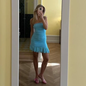 Miniklänning Revolve - Jättefin och somrig miniklänning från More to Come, köpt på revolve! Endast använd ett par gånger, är i nyskick! Jag älskar den men den har inte kommit till användning🩵🩵💞🐬🍒🌸