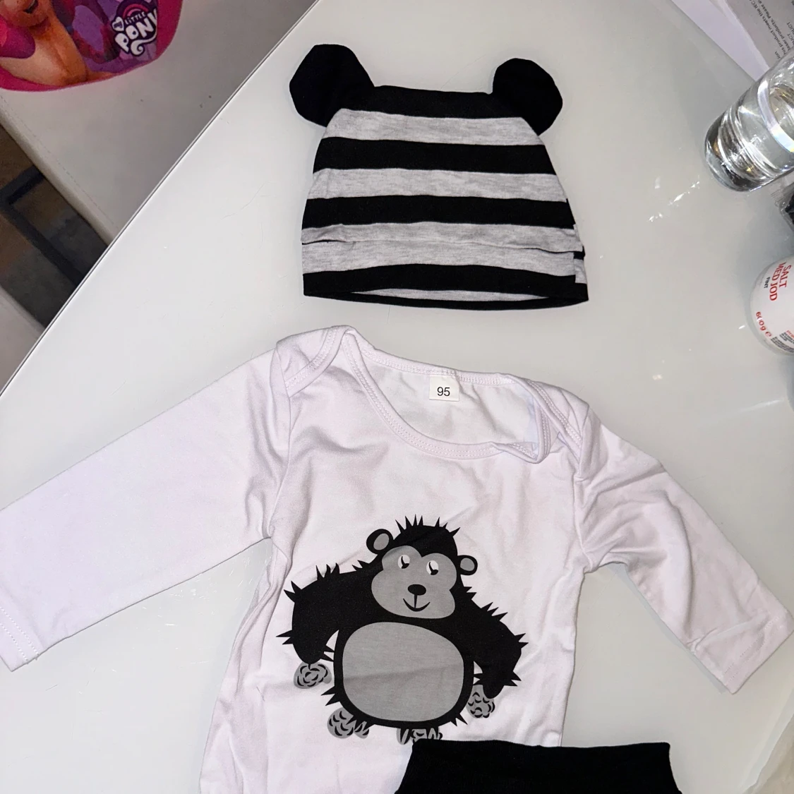 Vit och svart randig babyset med tryck - 1