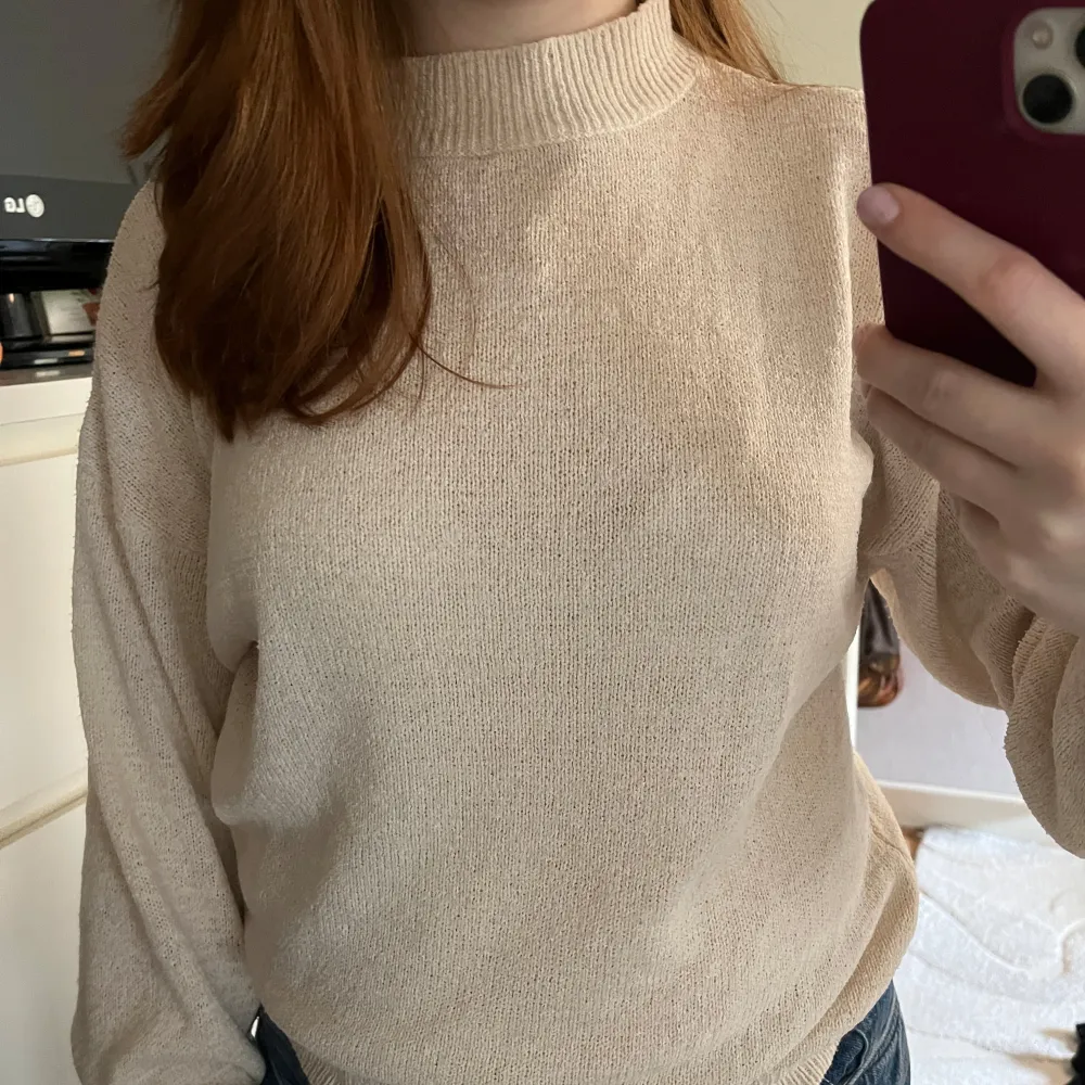 Säljer en stilren beige stickad tröja från Club XPRS. Litet ”hårdare” material. . Neuletakit & Villapaidat.