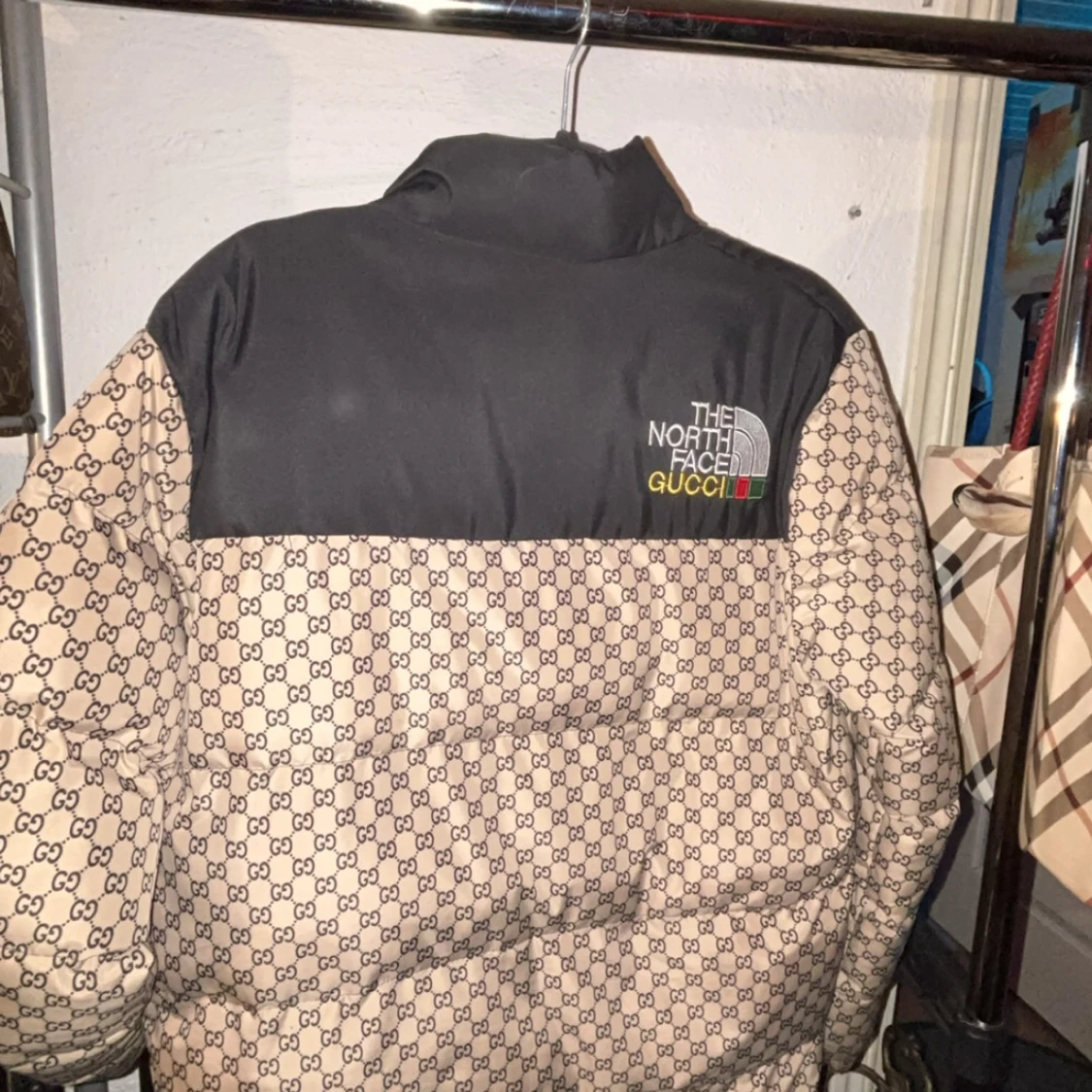 Beige och svart pufferjacka från The North Face x Gucci - 1