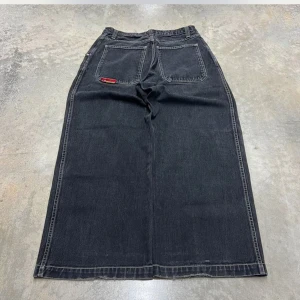 Jnco jeans - Intressekoll på ett par riktigt feta jnco jeans. Skulle uppskatta storleken till 32/32 men kan givetvis mäta vid behov. Kom med bud!!