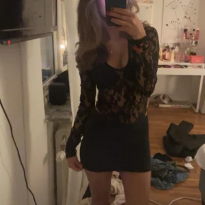 Svart spetsbody - Svart spetsbody som passar perfekt till fest. Passar storlek xs/s, använd få gånger💗💗