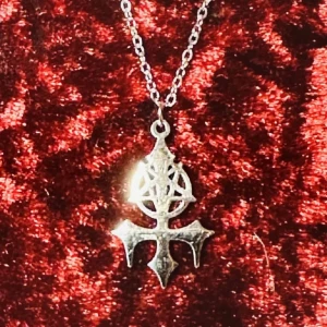 Silverfärgat halsband i rostfritt stål med pentagram och inverterat kors Satan's fork Metal Alternative Goth Punk - Detaljerat silverfärgat halsband med en kraftfull symbolik. Hänget föreställer ett inverterat kors kombinerat med ett pentagram, även kallat “Satan’s Fork”. Perfekt för dig som gillar alternativ stil, goth eller metalestetik. Tillverkat i rostfritt stål, vilket gör det slitstarkt och allergivänligt. Hänget mäter 3,6 cm i längd och 1,6 cm i bredd, medan kedjan är 44 cm lång med hummerlås. Oanvänt och i perfekt skick. Skickas noggrant paketerat. Bundlar gärna.