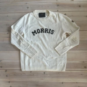 Stickad morris tröja - En riktigt fet tröja från Morris, den har inte några defekter och är i cbäldigt bra skick. Den är storlek L men kan nog också passa M.                                 Skick: 9/10 Nypris: 1500-2000kr