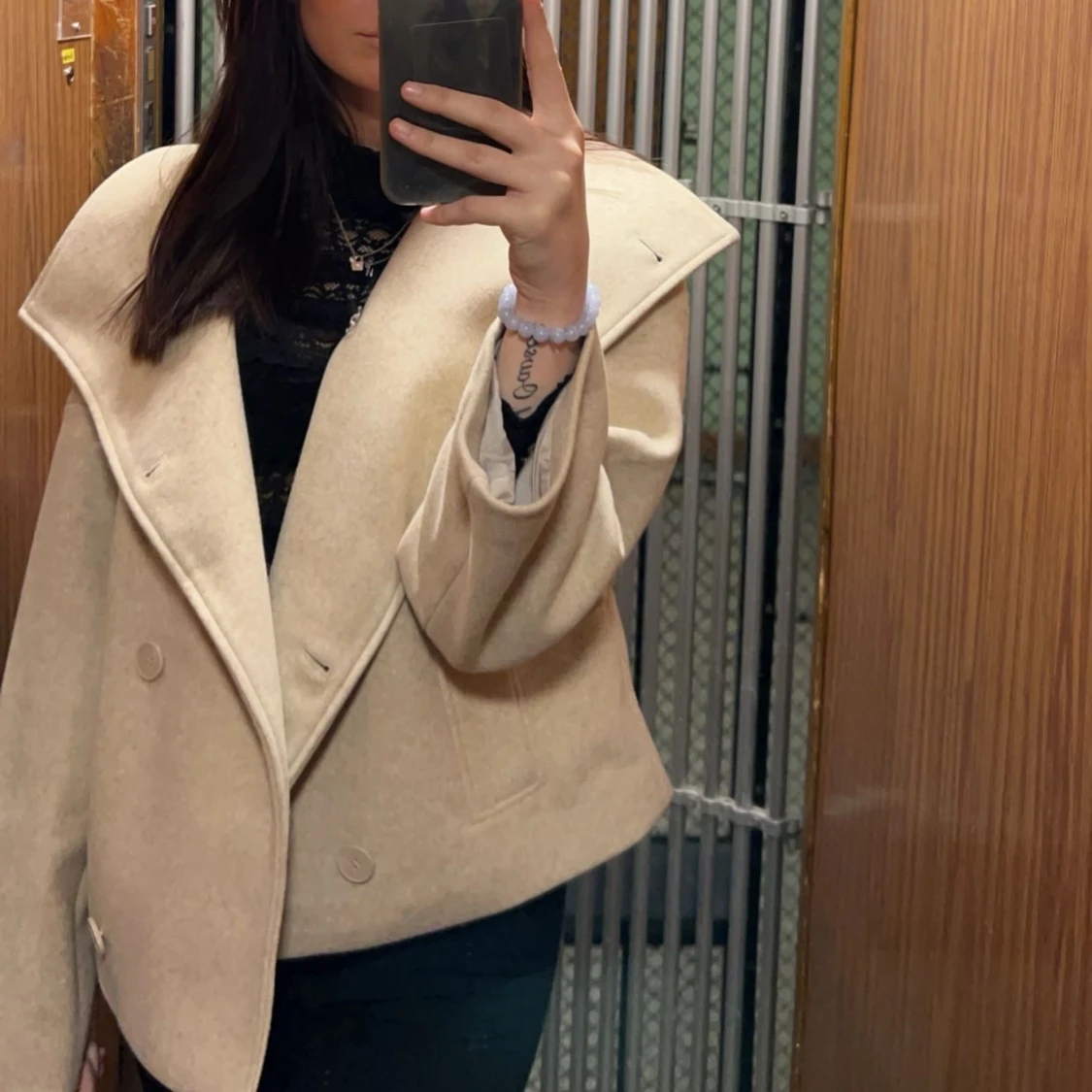 Beige kappa med knappar