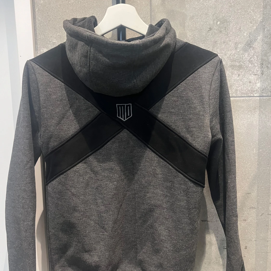 Grå hoodie från Maya Delorez - 1