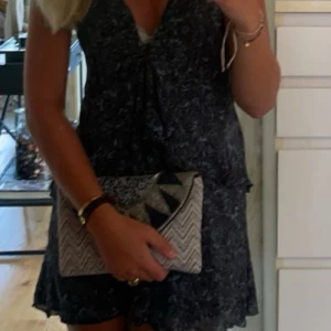 Trendig Zara klänning!! - Säljer denna jättefina och eftertraktade klänning från Zara!! 💕💕 storlek M, men skulle säga att det är en xs/s