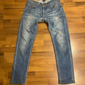Dondup jeans  - Ett par dondup jeans i modellen george. Dom är lite använda men ser ganska fina ut, nypris är runt 3 tusen. Storleken är 32 