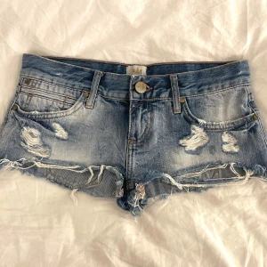 Lågmidjade jeansshorts från River Island - Snygga blå jeansshorts från River Island med låg midja!!💝