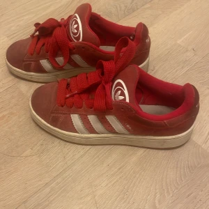 Röda Adidas campus sneakers - Snygga röda Adidas campus sneakers med vita ränder och snörning. 