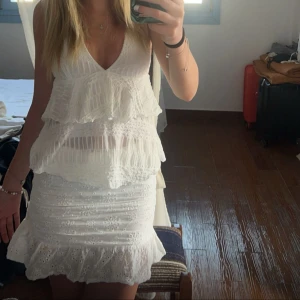 Vit kjol - Säljer denna jättesöta vita kjol till sommaren. Älskar denna men har blivit för liten för mig. (Har dragkedja på sidan) ❤️‍🔥