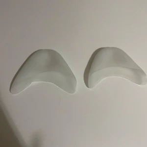 Tåskydd  - Säljer ett par tåskydd gjorda av silikon. De är helt nya och används till att ha längst fram i skon för att skydda tårna☺️❤️