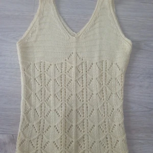 Ljusgul topp - Intressekoll på denna superfina ljusgul topp i bra skick. Sällan använd, säljer då den inte kommer till användning.