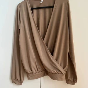 Omlott - Omlott med elastisk nederkant. Mycket sparsamt använd. Från Bubbleroom.