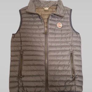 Colmar väst - Säljer nu en helt stil ren Colmar väst I färgen Marinblå väldigt eftertraktad, Västen är lite använd och nypris ligger på omkring 2500 kr pris är förhandlingsbart hör av er för minsta frågor! 🙌💯