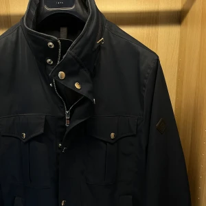 J.Lindeberg Jacka - Modell: Bailey Poly. Storlek: M. Perfekt till våren! 