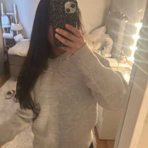 Grå hoodie - Mysig grå stickad hoodie med långa ärmar och en klassisk huva. Perfekt för en avslappnad stil. Pris kan diskutera 💞