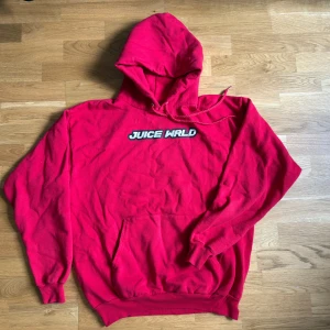 Juice wrld OG merch  - Jag säljer en official merch luvtröja från hans första drop. Jag köpte den när han släppte Goodby & good riddance albumet på hanns offeciella hemsida. Tröjan har en boxy passform. Kvitto finns. Tyget är en aning nopprigt på vissa ställen.