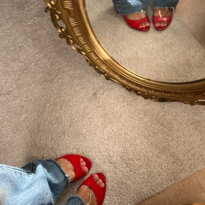 Röda sandaler - Snygga röda sandaler med öppen tå. Både unika men väldigt trendiga. Perfekta för att ge en färgklick till din outfit. De har en elegant design som passar bra till både jeans och klänning. Skulle säga att de passar 37-38