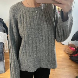 Grå stickad tröja  - Skön Stickad tröja, inte sticksig 