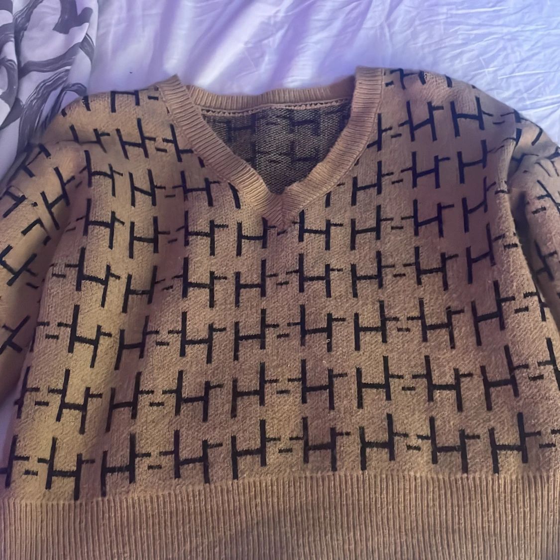 Beige stickad tröja med svart mönster