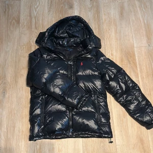 Polo Ralph Lauren Jacka - Hej, säljer min Ralph lauren jacka då den inte passar längre, stl 170 perfekt ifall man behöva jacka till vintern för ett billigt pris, har en liten defekt som inte syns. priset går självklart att diskutera🤩