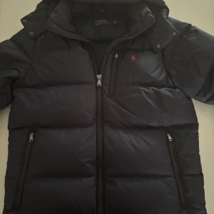 Ralph Lauren jacka, Mörklblå - Mörkblå Ralph Lauren Jacka, Använd en hel del men har hållt den i fint skick