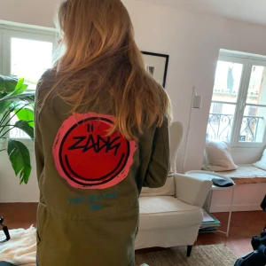 Grön jacka från Zadig & Voltaire - Snygg grön jacka från Zadig & Voltaire med coolt tryck på ryggen. Jackan är i sååå bra skick, men kommer tyvärr inte till användning längre. 