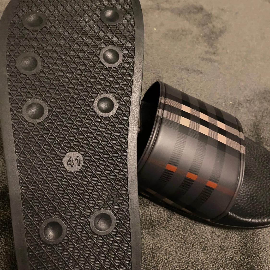 Svarta sandaler med rutigt mönster - 2