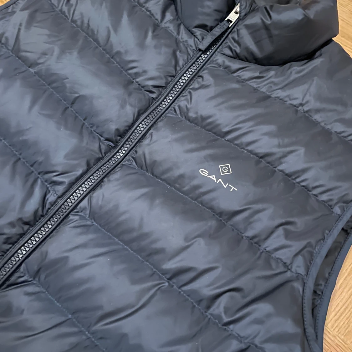 Svart dunväst från Gant - 1