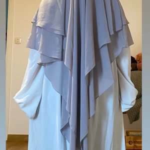 Ljus grå Khimar - Chiffon Ljus grå Khimar med flera lager som ger ett vackert fall. köpt för 340kr 2 veckor sedan och aldrig andvänt. Säljer pga att färger inte passar min hud ton. 🌷🌸