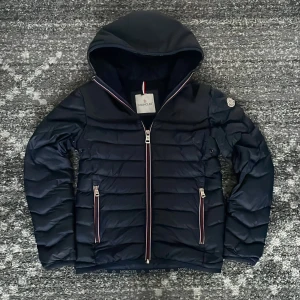 Svart dunjacka från Moncler - Moncler dunjacka parfekt för våren kalla sommar nätter och våren. Användandet av jackan har varit väldigt bra och alltid tagit hand om den. 