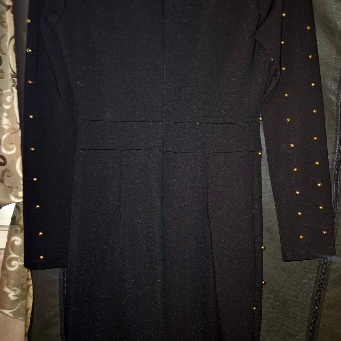 Svart klänning med guld pärlor  - 2