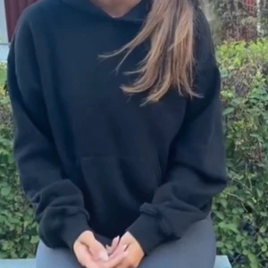 Svart hoodie - Fin hoodie från h&m, i fint skick💖 passar mer som en XS