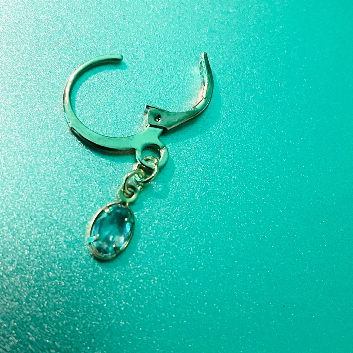 By prisförslag- 1 st Guldörhänge med klar sten - 1